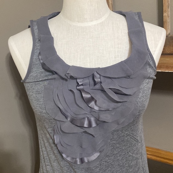 Loft dark gray sleeveless top ruffle neckline size s - Picture 2 of 8